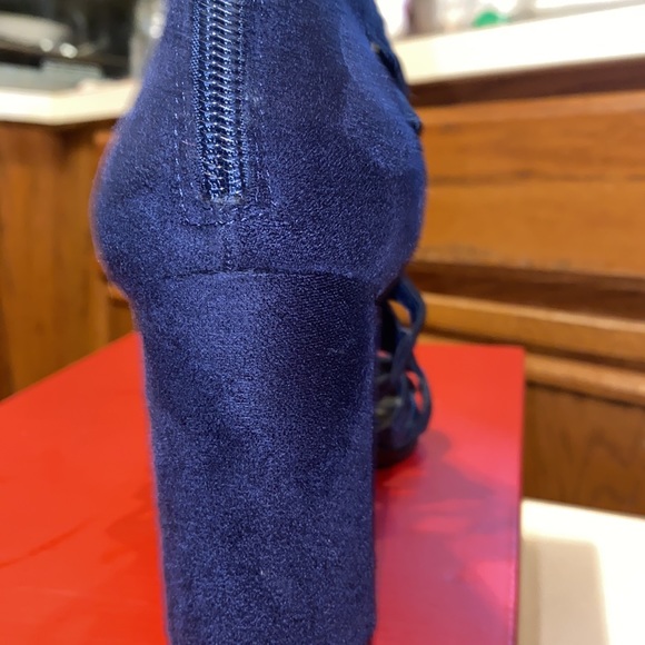 TANY  navy blocked heels size 7m NWT - Picture 9 of 10